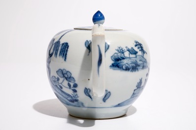 Une th&eacute;i&egrave;re en porcelaine de Chine bleu et blanc &agrave; d&eacute;cor d'un paysage, Qianlong