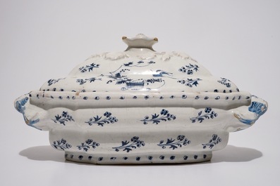 Une terrine et son couvercle en fa&iuml;ence de Bruxelles &agrave; d&eacute;cor &ldquo;La Haie Fleurie&rdquo; en bleu et blanc, 18&egrave;me