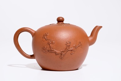 Une th&eacute;i&egrave;re et son couvercle en gr&egrave;s de Yixing, Chine, Kangxi