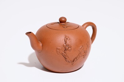 Une th&eacute;i&egrave;re et son couvercle en gr&egrave;s de Yixing, Chine, Kangxi