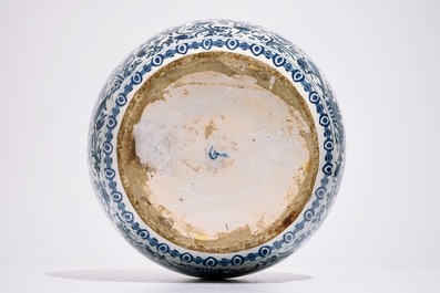 Un vase en fa&iuml;ence de Delft aux paons parmi rinceaux de fleurs, 17&egrave;me