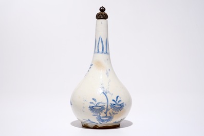 Un vase islamique bleu et blanc au couvercle en argent, prob. Iran, 17/18&egrave;me