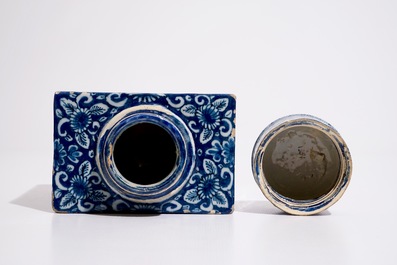 Une grande bo&icirc;te &agrave; th&eacute; et son couvercle en fa&iuml;ence de Delft bleu et blanc, vers 1700