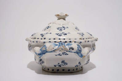 Une terrine et son couvercle en fa&iuml;ence de Bruxelles &agrave; d&eacute;cor &ldquo;La Haie Fleurie&rdquo; en bleu et blanc, 18&egrave;me