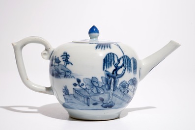 Une th&eacute;i&egrave;re en porcelaine de Chine bleu et blanc &agrave; d&eacute;cor d'un paysage, Qianlong