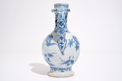 Un pichet trompeur en fa&iuml;ence de Delft bleu et blanc &agrave; d&eacute;cor chinoiserie, fin du 17&egrave;me