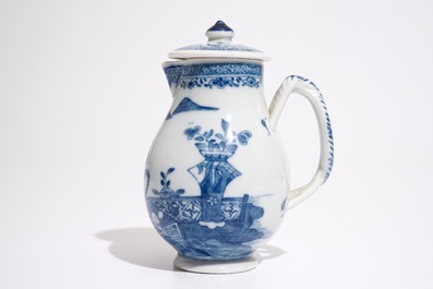 Un pot &agrave; lait en porcelaine de Chine bleu et blanc, Qianlong