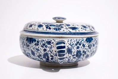 Un bouillon et son couvercle en fa&iuml;ence de Delft bleu et blanc, d&eacute;but du 18&egrave;me