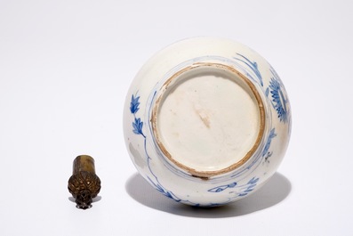Un vase islamique bleu et blanc au couvercle en argent, prob. Iran, 17/18&egrave;me