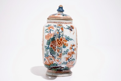 Une th&eacute;i&egrave;re en fa&iuml;ence de Delft en palette cachemire, d&eacute;but du 18&egrave;me