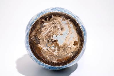 Un pichet torsad&eacute; en fa&iuml;ence de Delft ou Francfort en bleu et blanc, 17&egrave;me