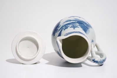 Un pot &agrave; lait en porcelaine de Chine bleu et blanc, Qianlong