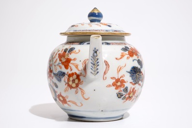Une th&eacute;i&egrave;re et son couvercle en porcelaine de Chine Imari, Qianlong