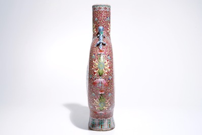 Une gourde en porcelaine de Chine famille rose, 19/20&egrave;me