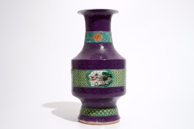 Un vase en porcelaine de Chine &agrave; d&eacute;cor incis&eacute; de dragons sur fond pourpre, 19/20&egrave;me