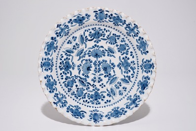 Un plat polylob&eacute; en fa&iuml;ence de N&uuml;rnberg bleu et blanc, Allemagne, 17&egrave;me