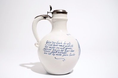 Un pichet d'inscription orangiste en fa&iuml;ence de Delft bleu et blanc aux armes de Guillaume III, 17&egrave;me