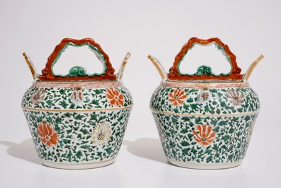 Een paar Chinese famille verte lijmketels, mog. voor de Vietnamese markt, Kangxi