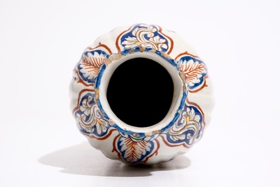 Un vase godronn&eacute; en fa&iuml;ence de Delft en palette cachemire, vers 1700