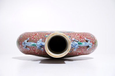Une gourde en porcelaine de Chine famille rose, 19/20&egrave;me