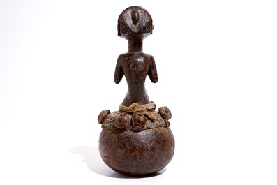 Een vrouwelijke Luba figuur op kalebas, D.R. Congo, midden 20e eeuw