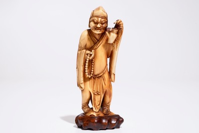 Un mod&egrave;le d'un sage portant une th&eacute;i&egrave;re en ivoire sculpt&eacute;, Chine, 18&egrave;me