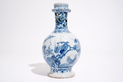 Un pichet trompeur en fa&iuml;ence de Delft bleu et blanc &agrave; d&eacute;cor chinoiserie, fin du 17&egrave;me