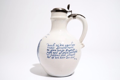 Un pichet d'inscription orangiste en fa&iuml;ence de Delft bleu et blanc aux armes de Guillaume III, 17&egrave;me