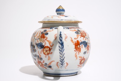 Une th&eacute;i&egrave;re et son couvercle en porcelaine de Chine Imari, Qianlong