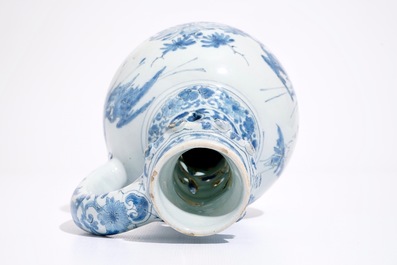 Un pichet trompeur en fa&iuml;ence de Delft bleu et blanc &agrave; d&eacute;cor chinoiserie, fin du 17&egrave;me