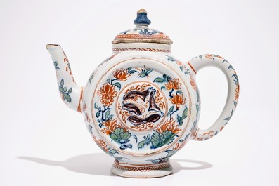 Une th&eacute;i&egrave;re en fa&iuml;ence de Delft en palette cachemire, d&eacute;but du 18&egrave;me
