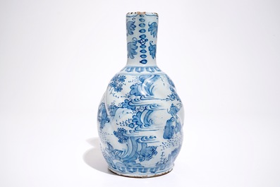 Un pichet torsad&eacute; en fa&iuml;ence de Delft ou Francfort en bleu et blanc, 17&egrave;me