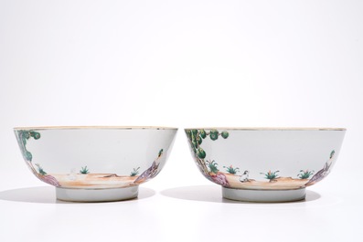 Een paar Chinese famille rose kommen met kersenplukkers, Qianlong
