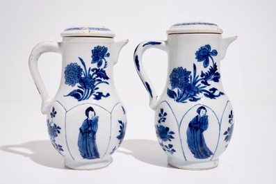 Twee Chinese blauw-witte dekselkannen met "Lange Lijzen" decor, Kangxi