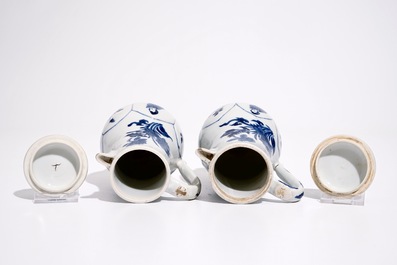 Twee Chinese blauw-witte dekselkannen met "Lange Lijzen" decor, Kangxi