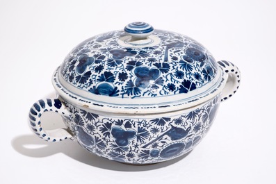 Un grand bouillon et son couvercle en fa&iuml;ence de Delft bleu et blanc, 18&egrave;me