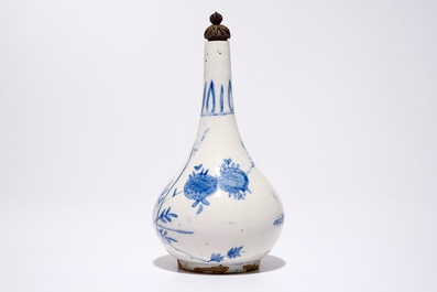 Un vase islamique bleu et blanc au couvercle en argent, prob. Iran, 17/18&egrave;me