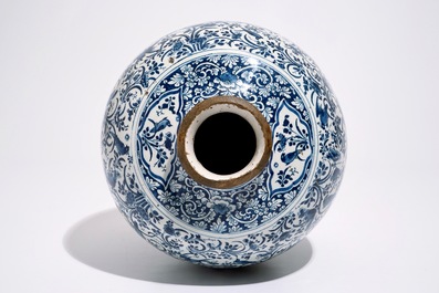 Un vase en fa&iuml;ence de Delft aux paons parmi rinceaux de fleurs, 17&egrave;me