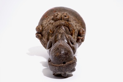 Een vrouwelijke Luba figuur op kalebas, D.R. Congo, midden 20e eeuw