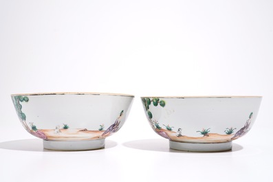 Een paar Chinese famille rose kommen met kersenplukkers, Qianlong