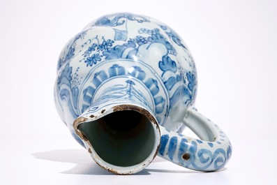 Un pichet torsad&eacute; en fa&iuml;ence de Delft ou Francfort en bleu et blanc, 17&egrave;me