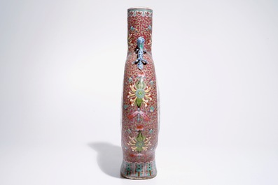 Une gourde en porcelaine de Chine famille rose, 19/20&egrave;me