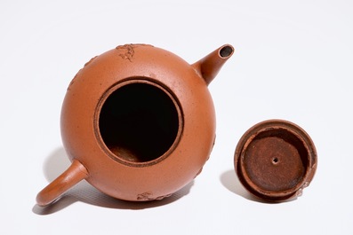 Une th&eacute;i&egrave;re et son couvercle en gr&egrave;s de Yixing, Chine, Kangxi