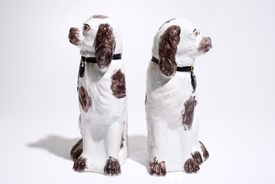 A pair of Staffordshire-style figures of dogs, prob. French pottery, 18/19th C.