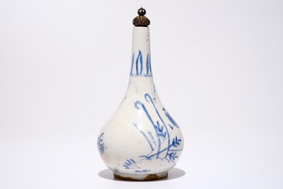 Un vase islamique bleu et blanc au couvercle en argent, prob. Iran, 17/18&egrave;me