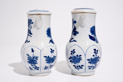 Twee Chinese blauw-witte dekselkannen met "Lange Lijzen" decor, Kangxi