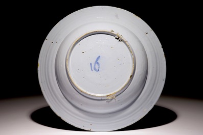 Un grand plat en fa&iuml;ence de Delft en bleu, blanc et mangan&egrave;se &agrave; d&eacute;cor chinoiserie, 17&egrave;me