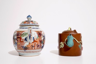 Une th&eacute;i&egrave;re surd&eacute;cor&eacute;e de type Amsterdams bont, Kangxi/Qianlong, et une en gr&egrave;s de Yixing, 19/20&egrave;me