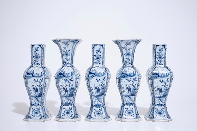 Une garniture de cinq vases en fa&iuml;ence de Delft bleu et blanc &agrave; d&eacute;cor de chinoiserie, 18&egrave;me