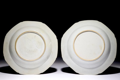 Une paire d'assiettes en porcelaine de Chine &agrave; d&eacute;cor "pseudo feuille de tabac", Qianlong